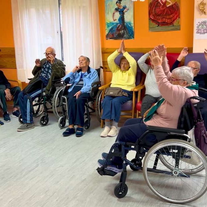 Residentes con las manos en alto durante una sesión